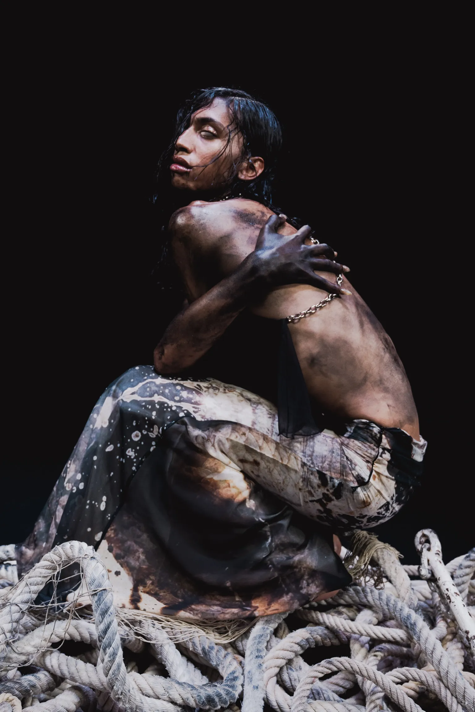 Monsoon Depths FW25 — composición de moda editorial
